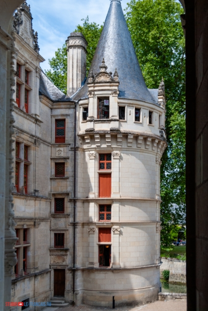 Вид на крыло замки из окна лестницы. Фото: Илья Думов, le-francais.ru